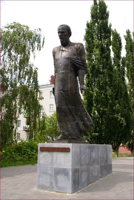 Достоевский омск. Памятник ф м Достоевскому в Омске. Памятник Федору Михайловичу Достоевскому в Омске. Спартаковская памятник Достоевскому. Статуя Достоевского в Омске.